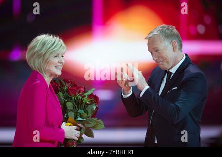 Berlin, Deutschland. 04 mai 2019. PHOTO D'ARCHIVE : Johannes B. KERNER aura 60 ans le 9 décembre 2024, Johannes B. KERNER, présentateur, en conversation avec Carmen NEBEL, Allemagne, présentateur, présente un bouquet de roses, 'Bienvenue à Carmen Nebel' 15ème anniversaire du salon ZDF le 4 mai 2019 du Velodrom Berlin, ? Crédit : dpa/Alamy Live News Banque D'Images