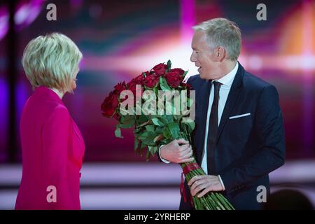 Berlin, Deutschland. 04 mai 2019. PHOTO D'ARCHIVE : Johannes B. KERNER aura 60 ans le 9 décembre 2024, Johannes B. KERNER, présentateur, en conversation avec Carmen NEBEL, Allemagne, présentateur, présente un bouquet de roses, 'Bienvenue à Carmen Nebel' 15ème anniversaire du salon ZDF le 4 mai 2019 du Velodrom Berlin, ? Crédit : dpa/Alamy Live News Banque D'Images