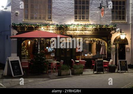 Le pub Rose and Crown à Christmas, Warwick, Warwickshire, Angleterre, Royaume-Uni Banque D'Images