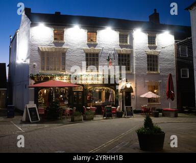 Le pub Rose and Crown à Christmas, Warwick, Warwickshire, Angleterre, Royaume-Uni Banque D'Images