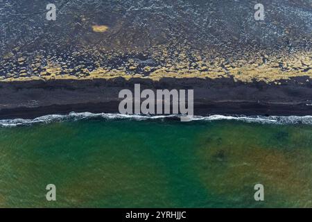 Superbe vue aérienne montrant la côte sud de l'Islande avec des plages de sable noir saisissantes, des eaux turquoises et un terrain accidenté D'Une nature à couper le souffle Banque D'Images