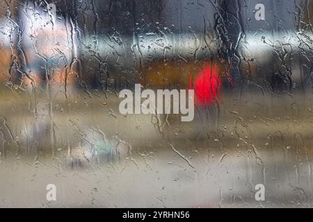 Ein Blick aus dem Fenster Berlin, 28. Novembre 2024 : Unangemehmes Wetter in der Stadt. Fotografiert aus dem bus durch das regennasse Fenster während der Fahrt in die Innenstadt. *** Une vue de la fenêtre Berlin, 28 novembre 2024 temps désagréable dans la ville photographié depuis le bus à travers la fenêtre imbibée de pluie pendant le voyage vers le centre-ville Banque D'Images