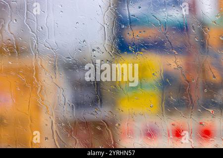 Ein Blick aus dem Fenster Berlin, 28. Novembre 2024 : Unangemehmes Wetter in der Stadt. Fotografiert aus dem bus durch das regennasse Fenster während der Fahrt in die Innenstadt. *** Une vue de la fenêtre Berlin, 28 novembre 2024 temps désagréable dans la ville photographié depuis le bus à travers la fenêtre imbibée de pluie pendant le voyage vers le centre-ville Banque D'Images