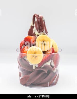 Yaourt et crème glacée acai avec morceaux de fruits hachés Banque D'Images