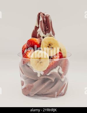 Yaourt et crème glacée acai avec morceaux de fruits hachés Banque D'Images