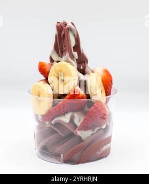 Yaourt et crème glacée acai avec morceaux de fruits hachés Banque D'Images