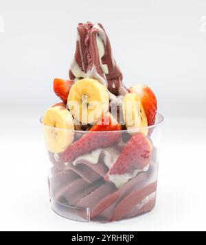 Yaourt et crème glacée acai avec morceaux de fruits hachés Banque D'Images