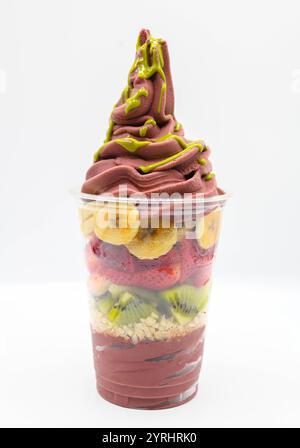 Yaourt et crème glacée acai avec morceaux de fruits hachés Banque D'Images