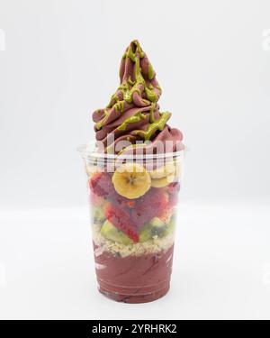 Yaourt et crème glacée acai avec morceaux de fruits hachés Banque D'Images