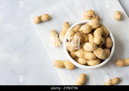 Cacahuète avec noix non pelée sur fond rustique, composition d'arachides, concept de noix Banque D'Images
