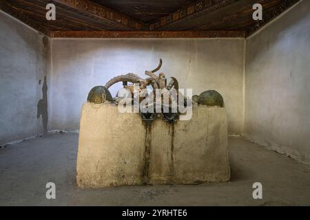 Namadgut, Ishkashim, Gorno-Badakhshan, Tadjikistan - 08 27 2024 : vue intérieure de l'ancien sanctuaire Oston shohi mardon avec offrandes de moutons Marco Polo Banque D'Images