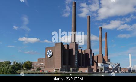 Vue de l'usine de production du siège social de Volkswagen à Wolfsburg par une journée ensoleillée avec quai et canal au premier plan et grand journal Volkswagen Banque D'Images