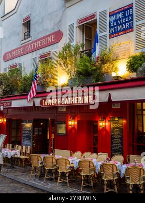 Tables et chaises à l'extérieur, la mère Catherine, place du Tertre, Montmartre, Paris, France, Europe, UE. Banque D'Images