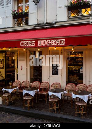 Tables et chaises à l'extérieur, chez Eugène, Paris Cafe Nighttime, place du Tertre, Montmartre, Paris, France, Europe, UE. Banque D'Images