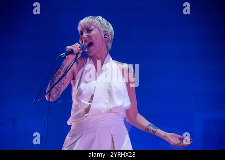 Naples, Italie. 03 décembre 2024. Malika Ayane se produit sur scène au Théâtre Augusteo. Crédit : SOPA images Limited/Alamy Live News Banque D'Images