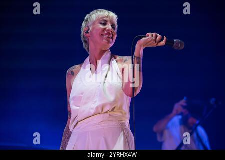 Naples, Italie. 03 décembre 2024. Malika Ayane se produit sur scène au Théâtre Augusteo. Crédit : SOPA images Limited/Alamy Live News Banque D'Images