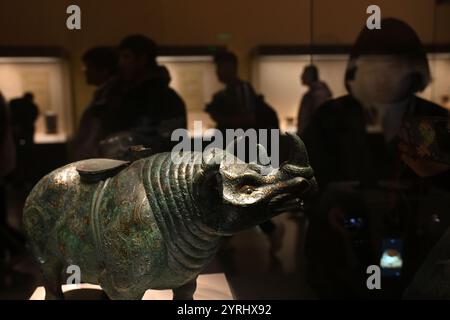 Pékin, Chine. 3 décembre 2024. Les visiteurs peuvent admirer un zun en bronze en forme de rhinocéros (vase à vin) de la dynastie des Han occidentaux (202 av. J.-C.-25) au Musée national de Chine à Pékin, capitale de la Chine, le 3 décembre 2024. Le Musée national de Chine est l'établissement suprême du pays pour la collecte, la recherche, l'affichage et l'interprétation de la culture profonde et de longue date de la Chine de toutes les variétés. Il a enregistré plus de 6,3 millions de visites en novembre 28 cette année, avec une moyenne de 20 000 visites par jour. Crédit : Jin Liangkuai/Xinhua/Alamy Live News Banque D'Images