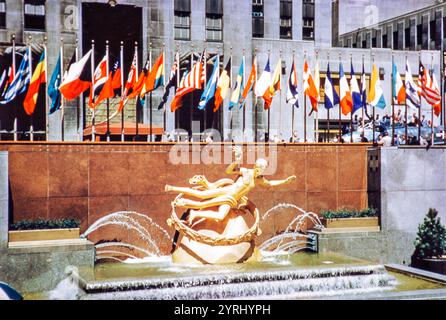 Sculpture en bronze de Prometheus par Paul Manship 1934, Rockefeller Plaza, Rockefeller Center, New York, USA c 1953 Banque D'Images