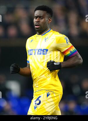 Dossier photo du 03/12/24 du capitaine Marc Guehi du Crystal Palace. Marc Guehi, capitaine du Crystal Palace, ne fera face à aucune action formelle de la part de la Football Association, bien qu’il porte pour la deuxième fois un brassard arc-en-ciel adapté. Le joueur et le club avaient été rappelés des règlements de la FA kit après qu’il portait un brassard disant « J’aime Jésus » dans le match de samedi contre Newcastle. Date d'émission : mercredi 4 décembre 2024. Banque D'Images