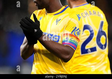 Dossier photo du 03/12/24 du capitaine Marc Guehi du Crystal Palace. Marc Guehi, capitaine du Crystal Palace, ne fera face à aucune action formelle de la part de la Football Association, bien qu’il porte pour la deuxième fois un brassard arc-en-ciel adapté. Le joueur et le club avaient été rappelés des règlements de la FA kit après qu’il portait un brassard disant « J’aime Jésus » dans le match de samedi contre Newcastle. Date d'émission : mercredi 4 décembre 2024. Banque D'Images