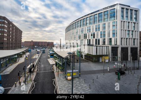 La gare routière Liverpool One et l'hôtel Hilton sur Liverpool Pierhead. Banque D'Images