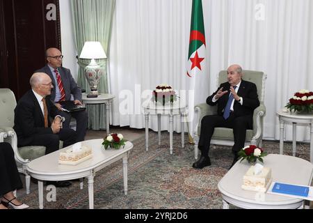 Le Président algérien Abdelmadjid Tebboune reçoit Robert Floyd, Secrétaire exécutif de l'interdiction complète des essais nucléaires le Président algérien Abdelmadjid Tebboune reçoit Robert Floyd, Secrétaire exécutif de l'Organisation du Traité d'interdiction complète des essais nucléaires, Algérie, le 3 décembre 2024. Photo par Bureau de la présidence algérienne Algérie Algérie Algérie 031224 Algeria APO 005 Copyright : xapaimagesxAlgerianxPresidencyxOfficexxapaimagesx Banque D'Images