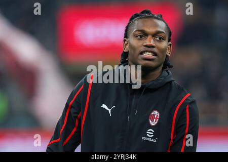 Milan, Italien. 03 décembre 2024. Rafael Leao de l'AC Milan regarde le match de football Coppa Italia 2024/25 entre l'AC Milan et l'US Sassuolo au San Siro Stadium crédit : dpa/Alamy Live News Banque D'Images