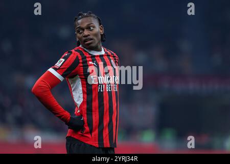 Milan, Italien. 03 décembre 2024. Rafael Leao de l'AC Milan regarde le match de football Coppa Italia 2024/25 entre l'AC Milan et l'US Sassuolo au San Siro Stadium crédit : dpa/Alamy Live News Banque D'Images