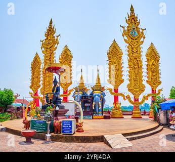 La statue de deux éléphants aux ornements dorés dans le temple Phra Chiang Saen si Phaendin, Triangle d'or, Ban SOP Ruak, Thaïlande Banque D'Images