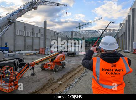 Cottbus, Allemagne. 03 décembre 2024. Le chantier de construction du hall 1 du nouveau dépôt ferroviaire de Cottbus. Les travaux de construction du Hall 1 (Hall 2 déjà mis en service début 2024) du nouveau dépôt ferroviaire battent leur plein depuis début 2024. Le hall de maintenance à quatre voies, qui mesure plus de 500 mètres de long et 200 mètres de large, devrait entrer en service en 2026. Crédit : Patrick Pleul/dpa/Alamy Live News Banque D'Images