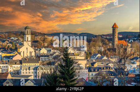 Vue sur la ligne d'horizon depuis Auerbach en Saxe Vogtland avec l'ancien hôtel de ville Banque D'Images