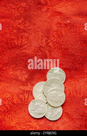 Gros plan des pièces américaines sur fond rouge Banque D'Images