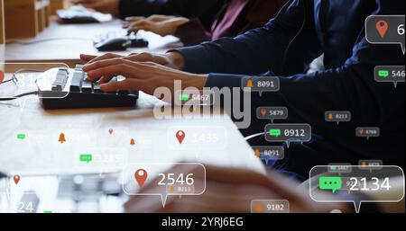 Image d'icônes de médias sociaux avec des chiffres sur divers collègues tapant sur le clavier Banque D'Images