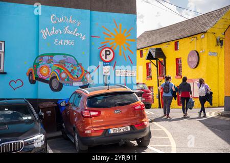 Irlande, comté de Westmeath, Athlone, High Street, panneau d'affaires de facteurs moteurs peints de couleur à la jonction Abbey Lane Banque D'Images