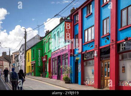 Irlande, comté de Westmeath, Athlone, High Street, magasins peints en couleurs Banque D'Images