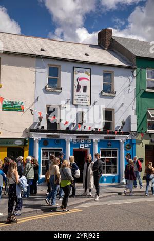 Irlande, comté de Westmeath, Athlone, main Street, visiteurs devant Sean’s Bar, le plus ancien pub d’Irlande Banque D'Images