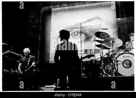 PAUL CARBONARA, BLONDIE, MARIA TOURNÉE, 1999 : Paul Carbonara en silhouette et Chris Stein (à gauche) de Blondie jouant en concert à Cardiff International Arena CIA à Cardiff le 9 novembre 1999. Le groupe tourne avec leur grand succès de comeback No.1 'Maria'. Photographie : Rob Watkins. INFO : Blondie est un groupe de rock américain emblématique formé en 1974, dirigé par Debbie Harry. Connus pour leur mélange de genres sonores, ils ont acquis une renommée mondiale avec des tubes comme « Heart of Glass » et « Call me », pionniers du punk, de la New wave et du crossover de musique pop. Banque D'Images