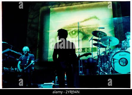 PAUL CARBONARA, BLONDIE, MARIA TOURNÉE, 1999 : Paul Carbonara en silhouette et Chris Stein (à gauche) de Blondie jouant en concert à Cardiff International Arena CIA à Cardiff le 9 novembre 1999. Le groupe tourne avec leur grand succès de comeback No.1 'Maria'. Photographie : Rob Watkins. INFO : Blondie est un groupe de rock américain emblématique formé en 1974, dirigé par Debbie Harry. Connus pour leur mélange de genres sonores, ils ont acquis une renommée mondiale avec des tubes comme « Heart of Glass » et « Call me », pionniers du punk, de la New wave et du crossover de musique pop. Banque D'Images