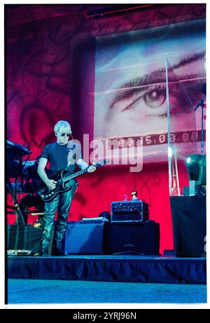 CHRIS STEIN, BLONDIE, MARIA TOUR, 1999 : Chris Stein le guitariste principal avec Blondie jouant en live à Cardiff International Arena CIA à Cardiff le 9 novembre 1999. Le groupe tourne avec leur grand succès de comeback No.1 'Maria'. Photographie : Rob Watkins. INFO : Blondie est un groupe de rock américain emblématique formé en 1974, dirigé par Debbie Harry. Connus pour leur mélange de genres sonores, ils ont acquis une renommée mondiale avec des tubes comme « Heart of Glass » et « Call me », pionniers du punk, de la New wave et du crossover de musique pop. Banque D'Images