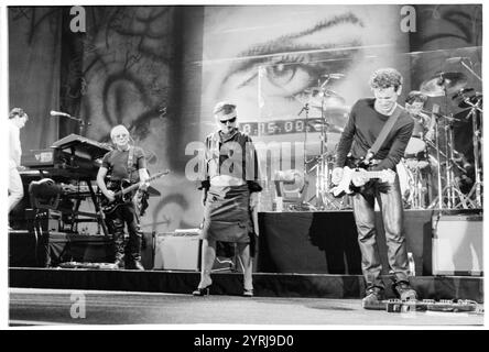 DEBBIE HARRY, TOUT LE GROUPE, BLONDIE, MARIA TOUR, 1999 : Debbie Harry et tout le groupe (les guitaristes Christ Stein Left et Paul Carbonara Rght) de Blondie jouant en concert à Cardiff International Arena CIA à Cardiff le 9 novembre 1999. Le groupe tourne avec leur grand succès de comeback No.1 'Maria'. Photographie : Rob Watkins. INFO : Blondie est un groupe de rock américain emblématique formé en 1974, dirigé par Debbie Harry. Connus pour leur mélange de genres sonores, ils ont acquis une renommée mondiale avec des tubes comme « Heart of Glass » et « Call me », pionniers du punk, de la New wave et du crossover de musique pop. Banque D'Images