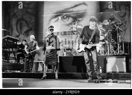 DEBBIE HARRY, TOUT LE GROUPE, BLONDIE, MARIA TOUR, 1999 : Debbie Harry et tout le groupe (les guitaristes Christ Stein Left et Paul Carbonara Rght) de Blondie jouant en concert à Cardiff International Arena CIA à Cardiff le 9 novembre 1999. Le groupe tourne avec leur grand succès de comeback No.1 'Maria'. Photographie : Rob Watkins. INFO : Blondie est un groupe de rock américain emblématique formé en 1974, dirigé par Debbie Harry. Connus pour leur mélange de genres sonores, ils ont acquis une renommée mondiale avec des tubes comme « Heart of Glass » et « Call me », pionniers du punk, de la New wave et du crossover de musique pop. Banque D'Images