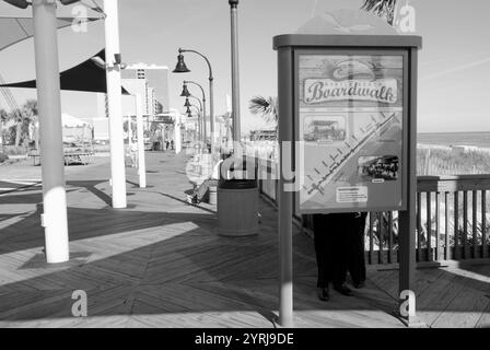 Panneau de direction Boardwalk à Myrtle Beach, Caroline du Sud, États-Unis, indiquant le chemin vers la promenade en bois emblématique de 1,5 km de long et la promenade publique. Banque D'Images