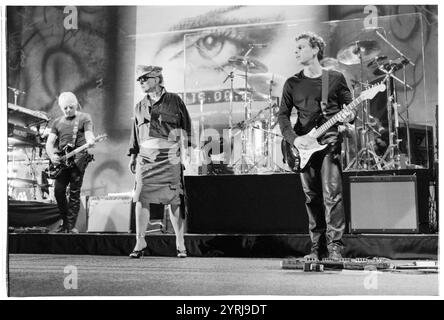 DEBBIE HARRY, TOUT LE GROUPE, BLONDIE, MARIA TOUR, 1999 : Debbie Harry et tout le groupe (les guitaristes Christ Stein Left et Paul Carbonara Rght) de Blondie jouant en concert à Cardiff International Arena CIA à Cardiff le 9 novembre 1999. Le groupe tourne avec leur grand succès de comeback No.1 'Maria'. Photographie : Rob Watkins. INFO : Blondie est un groupe de rock américain emblématique formé en 1974, dirigé par Debbie Harry. Connus pour leur mélange de genres sonores, ils ont acquis une renommée mondiale avec des tubes comme « Heart of Glass » et « Call me », pionniers du punk, de la New wave et du crossover de musique pop. Banque D'Images