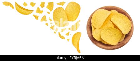 Chips de pomme de terre dans un bol en bois isolé sur fond blanc avec pleine profondeur de champ. Vue de dessus avec espace de copie pour votre texte. Pose à plat. Banque D'Images