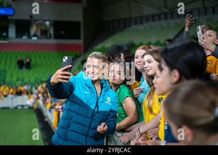 Melbourne, Australie. 04th Dec, 2024. Melbourne, Australie, le 4 décembre 2024 : Charlotte Grant (22 Australie) prend un selfie avec quelques fans lors du match amical international entre l'Australie et le Taipei chinois à AAMI Park à Melbourne, en Australie. (NOE Llamas/SPP) crédit : photo de presse sportive SPP. /Alamy Live News Banque D'Images