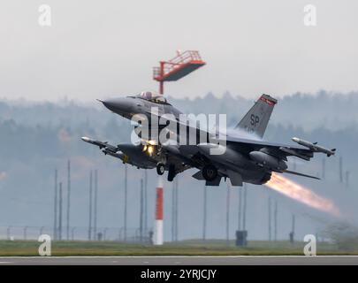 Un F-16 Fighting Falcon affecté au 480th Fighter Squadron décolle de la base aérienne de Spangdahlem, en Allemagne, le 25 octobre 2024. Divers escadrons de Banque D'Images
