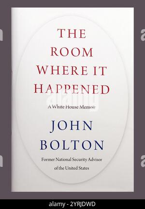 Le livre le plus vendu de John Bolton sur son mandat dans l'administration Trump, "The Room Where It Happen", publié par Simon & Schuster, en juin 2020. John Robert Bolton (né le 20 novembre 1948) est un diplomate américain, consultant républicain et commentateur politique. Il a été ambassadeur des États-Unis aux Nations Unies de 2005 à 2006 et 27e conseiller à la sécurité nationale des États-Unis de 2018 à 2019. Banque D'Images