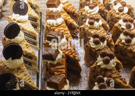 Angleterre, Kent, Wingham, Gibsons Farm Shop et Food Hall, exposition colorée de gâteaux Banque D'Images