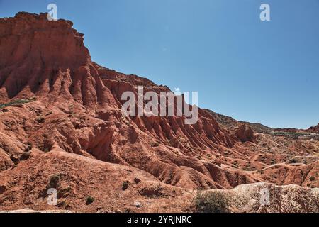 Canyon de conte de fées avec des rochers rouges. Pittoresque canyon Skazka sur la rive sud du lac Issyk-Kul, Kirghizistan. Destination de voyage, Landmark Kirgiziya. Su Banque D'Images