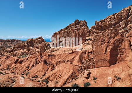 Canyon de conte de fées avec des rochers rouges. Pittoresque canyon Skazka sur la rive sud du lac Issyk-Kul, Kirghizistan. Destination de voyage, Landmark Kirgiziya. Su Banque D'Images